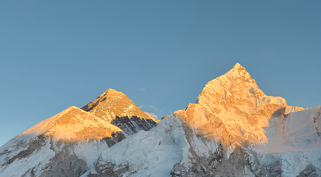 L'Everest et le Nuptze éclairés par le soleil couchant.
