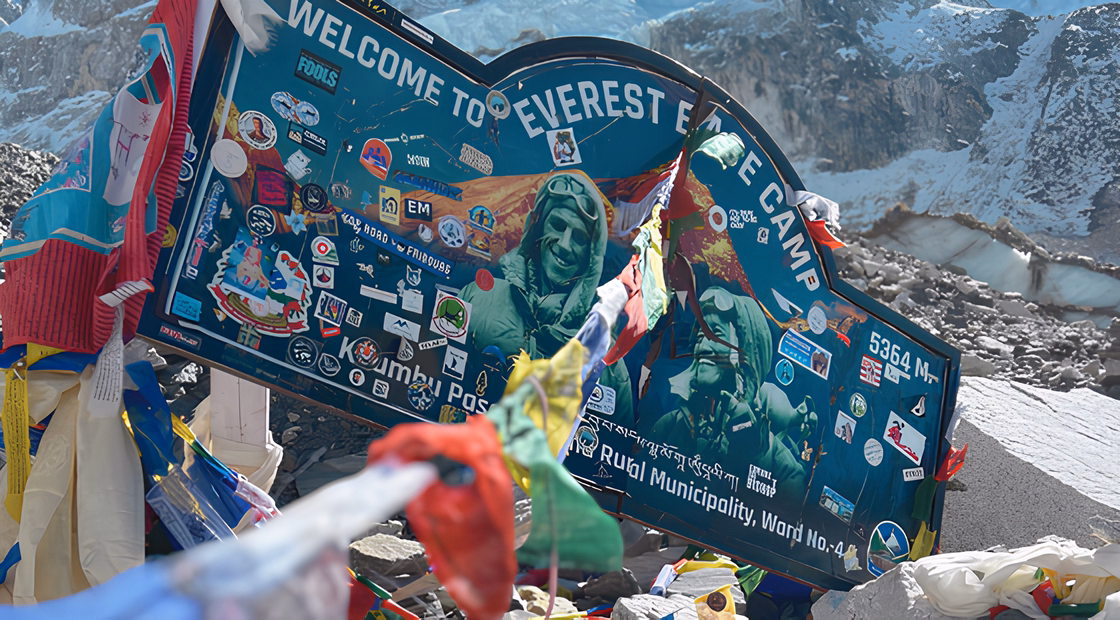 Everest Base camp pancarte avec drapeaux de prières.