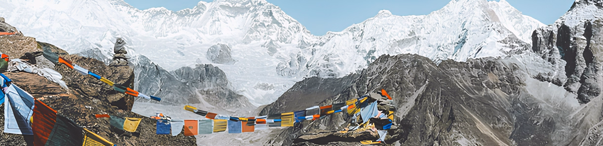 Village de montagne coloré au pied de sommets enneigés.