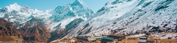 Panorama des montagnes himalayennes couvertes de neige, sous un ciel limpide.