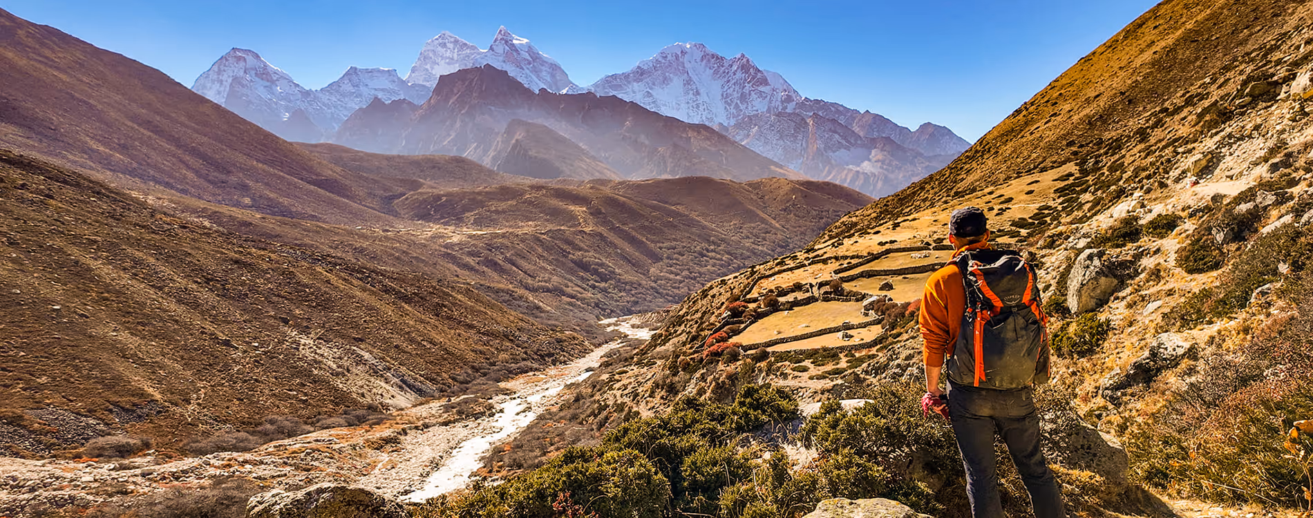 Homme qui regarde le village Phaplu de loin.