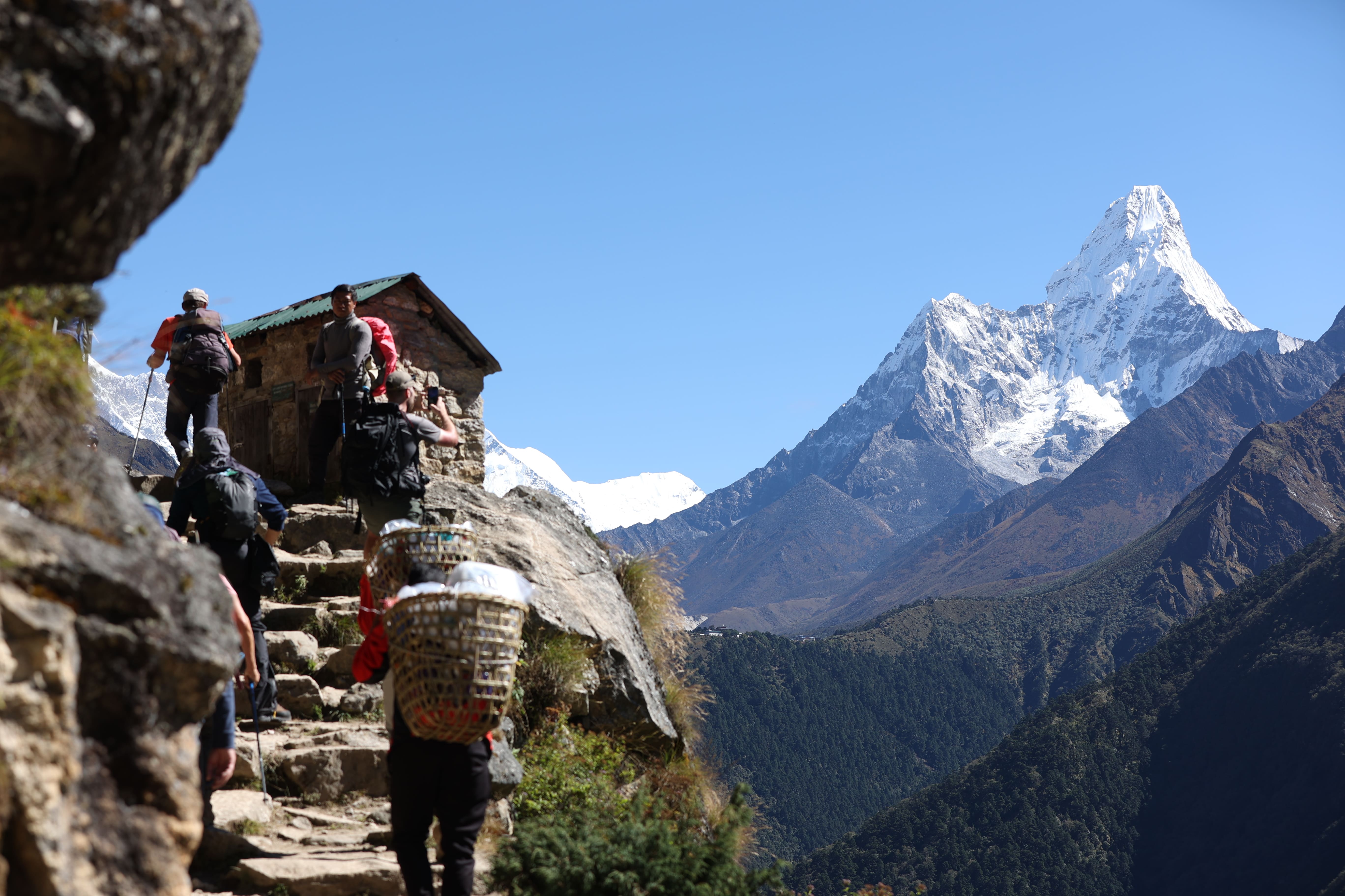 Marcheurs montants dans la région de l'Everest.