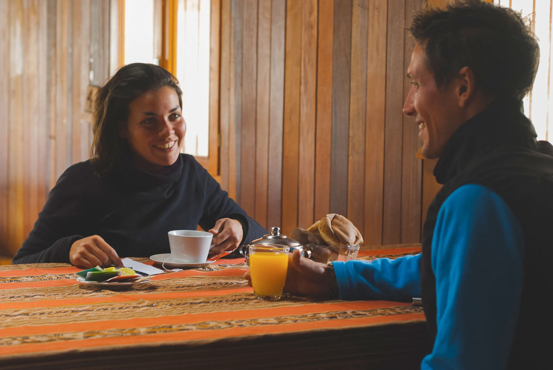 2 personnes qui boivent un thé au refuge d'Inshinca