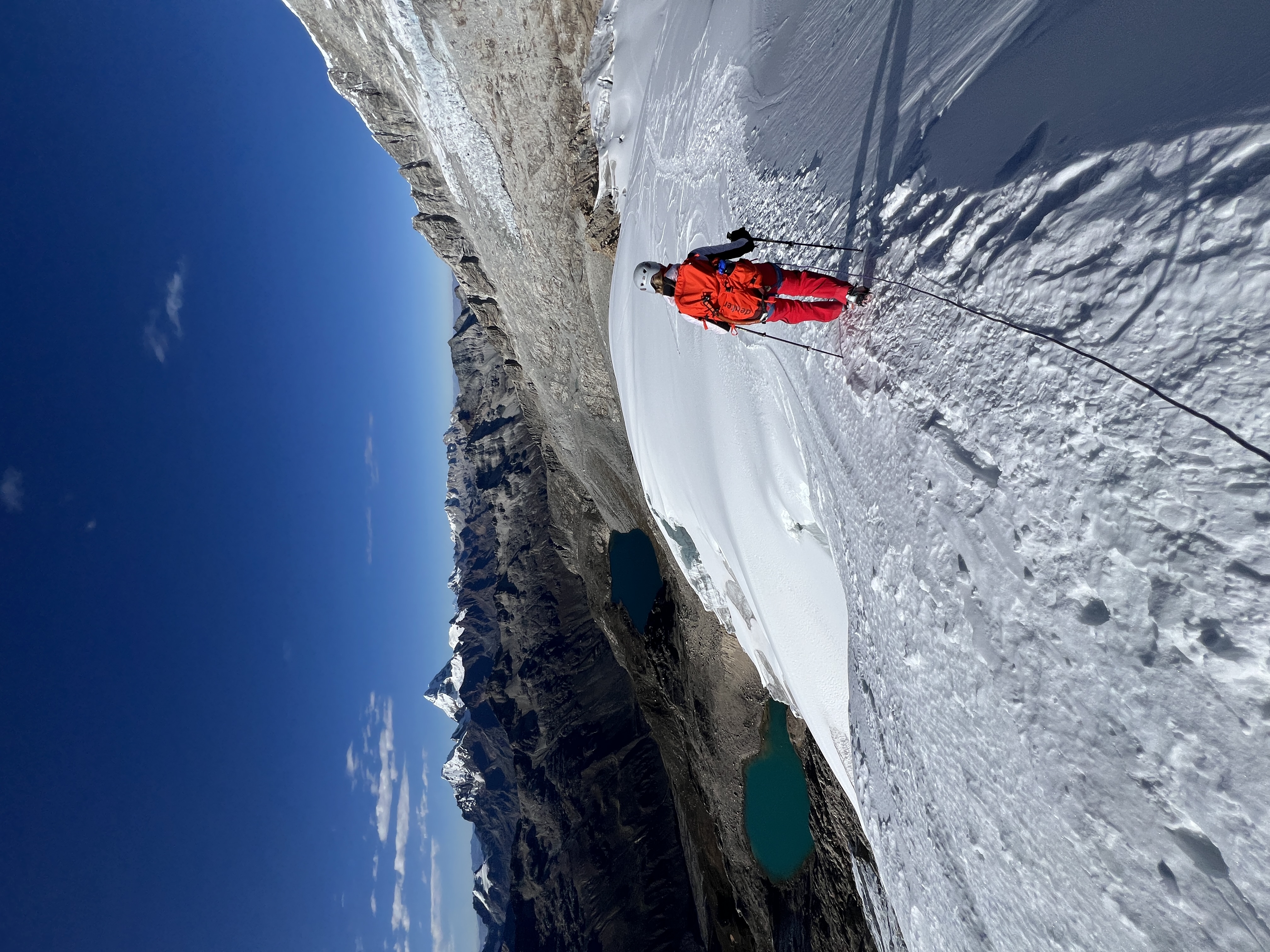 Femme alpiniste marchant dans la neige