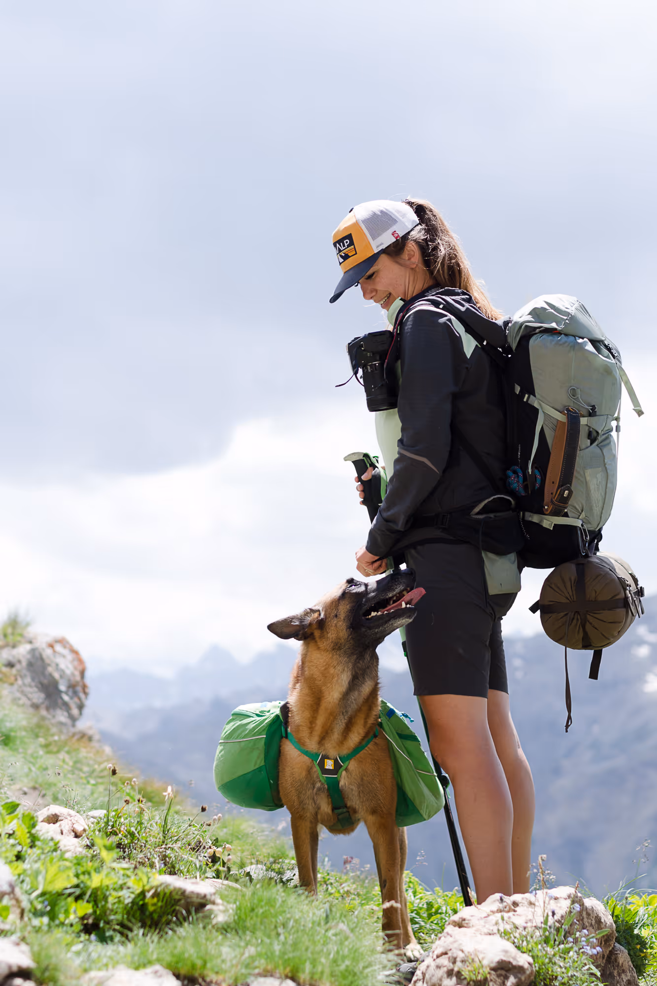 Randonnée en montagne avec son chien.