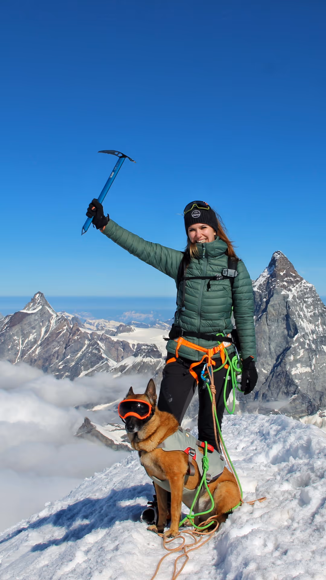 Femme observant un lac alpin entouré de montagnes dans les Écrins
