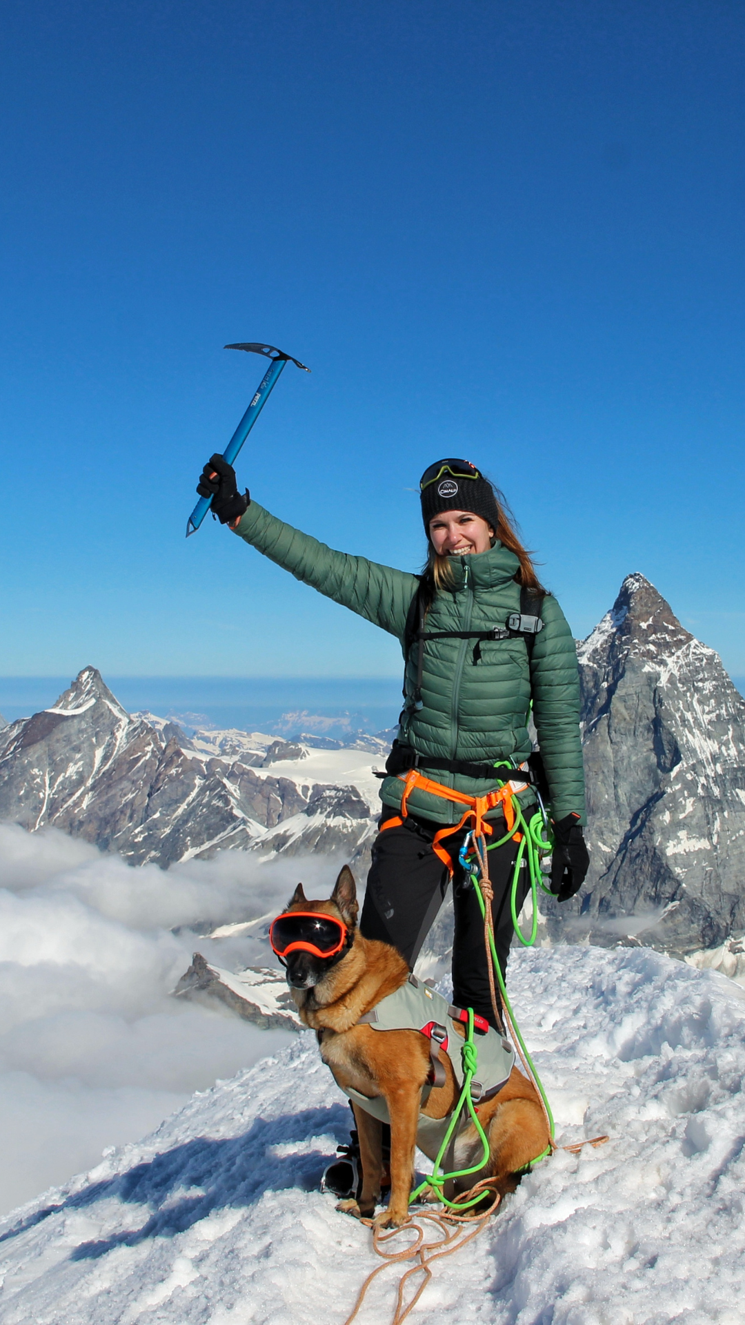 Alice et Helly en haut d'un sommet