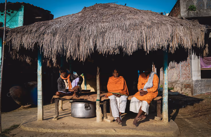 
scene de vie dans une maison traditionnelle nepal rurale terai