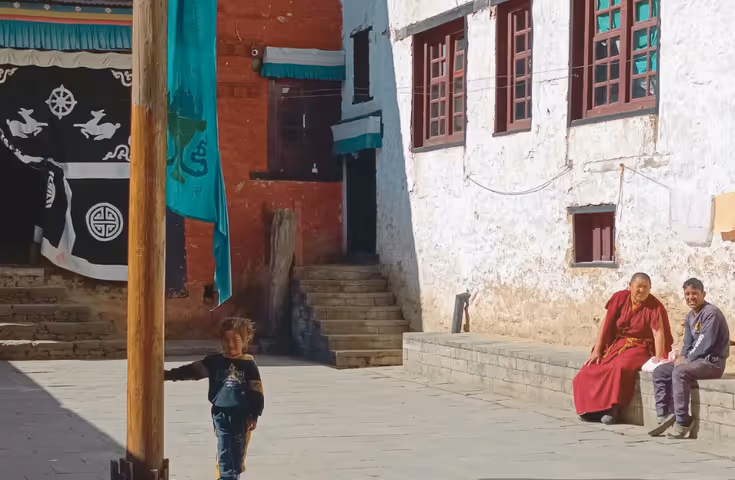 scene de vie dans un village nepalais habitants dans une rue traditionelle