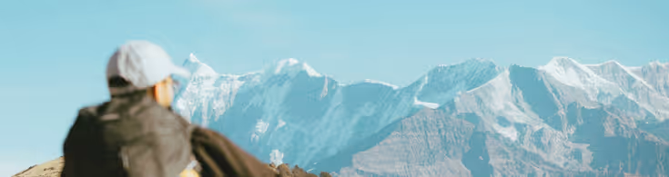 Vue contemplative sur les sommets himalayens lors d’un trek au Népal