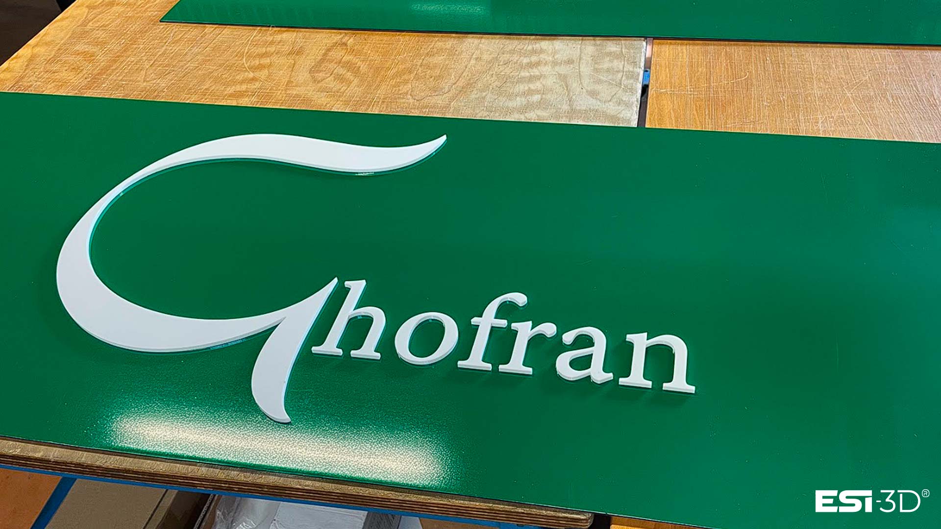 Enseigne commerciale en PMMA découpée au laser co2