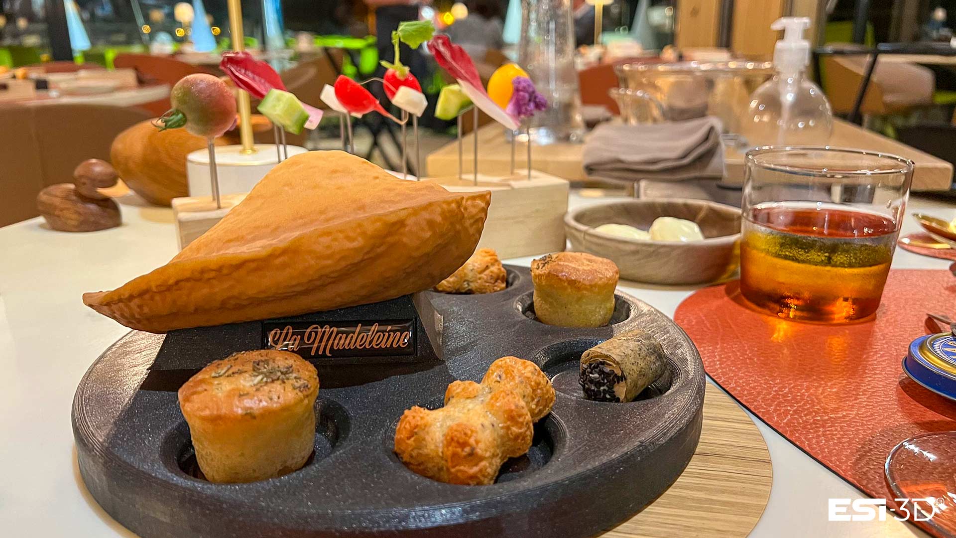 Plateau de mignardises design en impression 3D, alliant art de table et création en résine issue d’un scan 3D pour la gastronomie