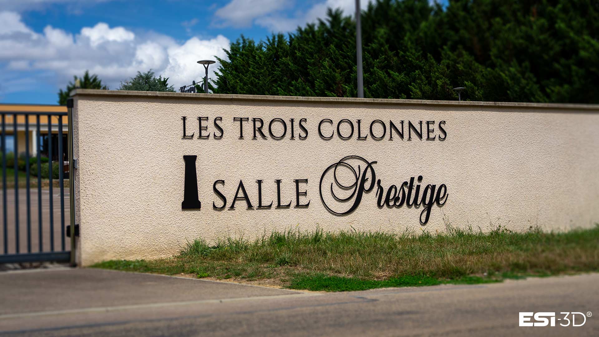 Enseigne extérieure usinée en PVC M1 expansé noir pour identifier la salle de réception d’un hôtel