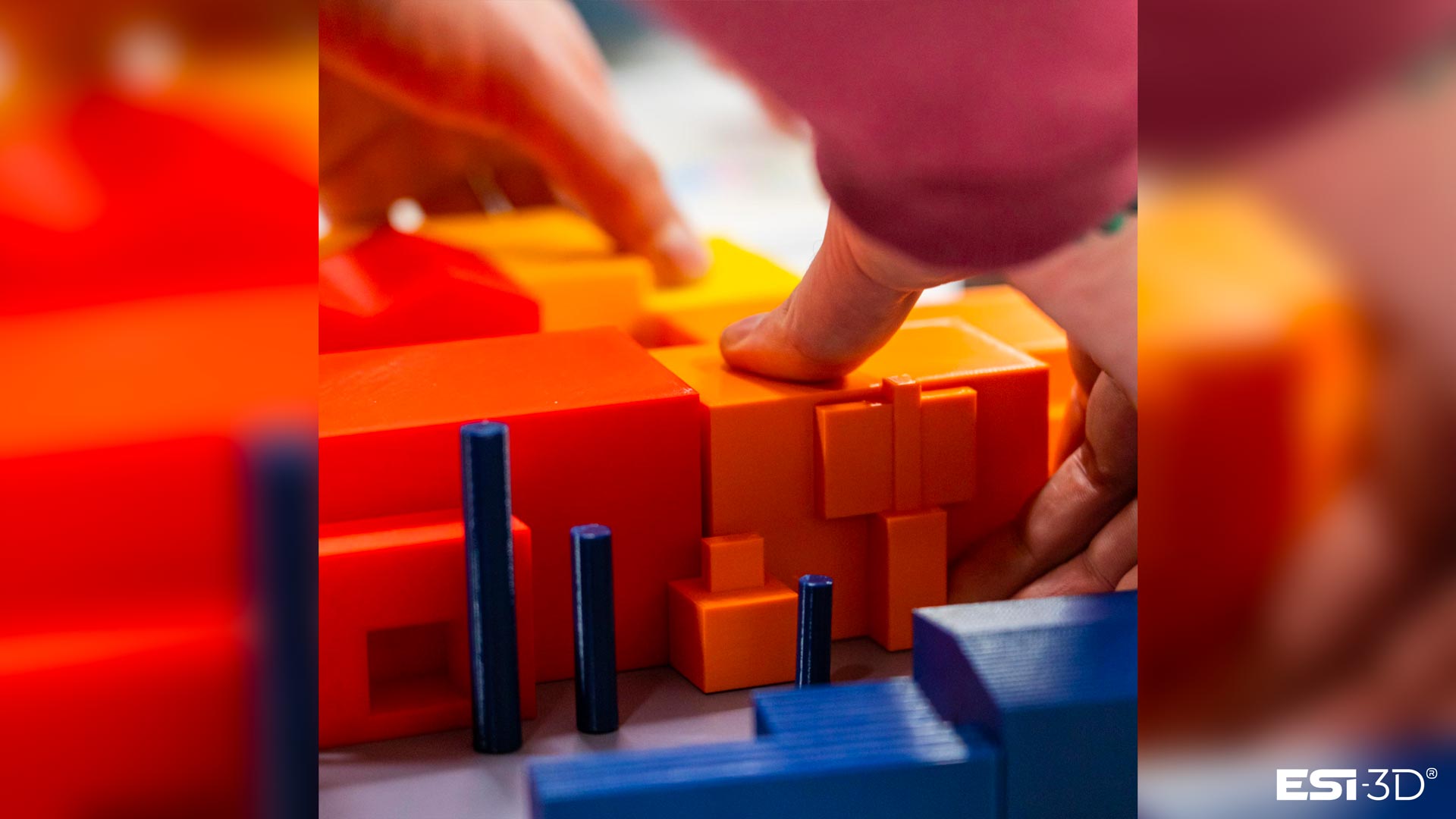 Gros plan montage bâtiments modulaires maquette site industriel XXL