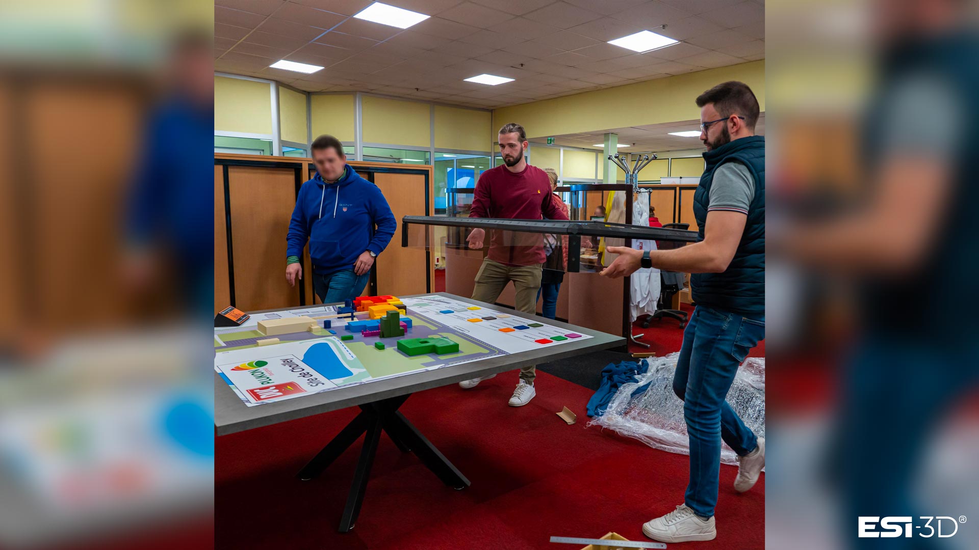 Installation cloche plexiglass protection maquette industrielle XXL