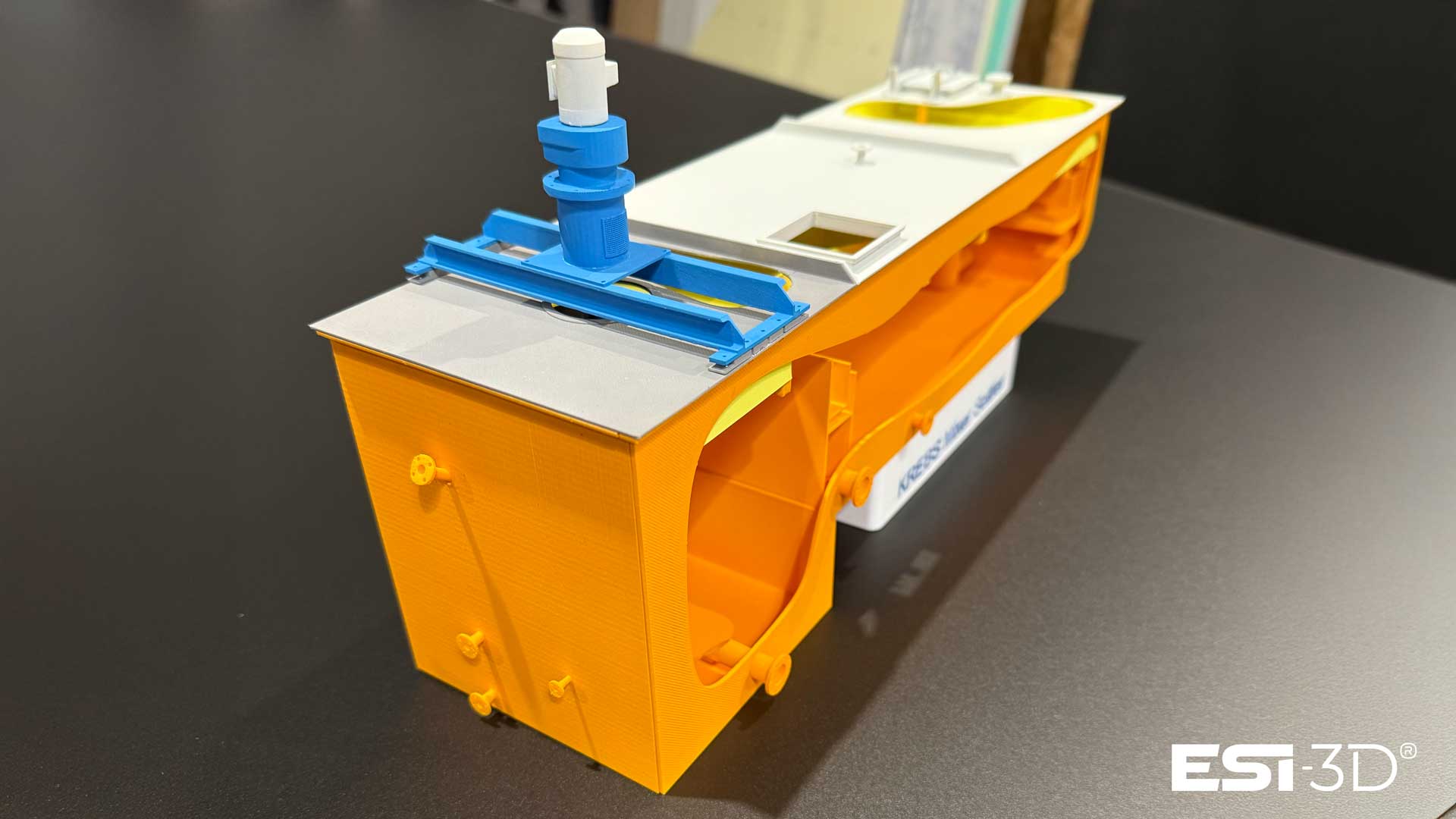 Détail de la maquette technique imprimée en 3D FDM représentant une machine conçue par Technip Energies.