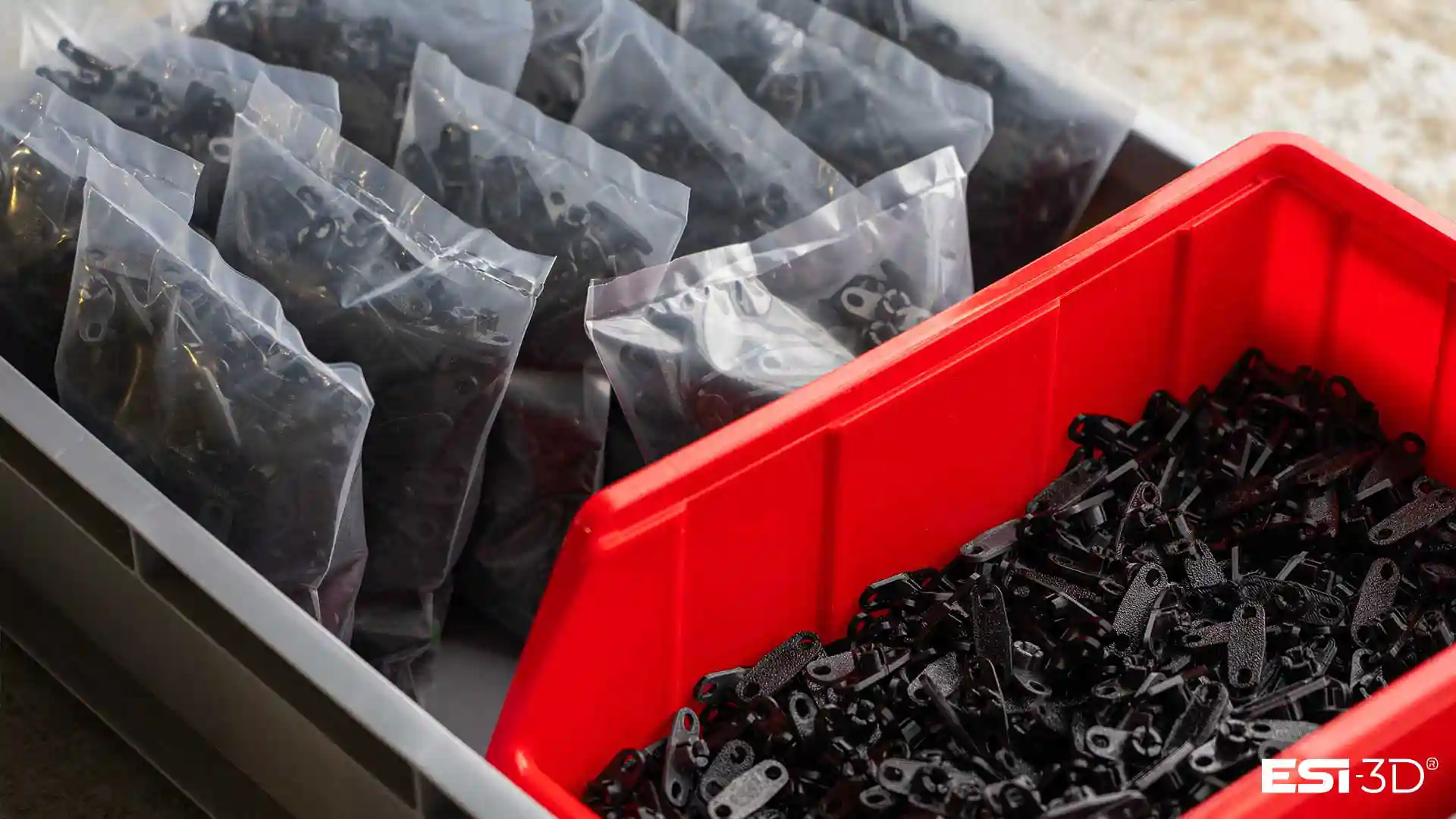 Réalisation d'une série de 5 000 pièces en impression 3D FDM (PCTG) pour le domaine militaire.