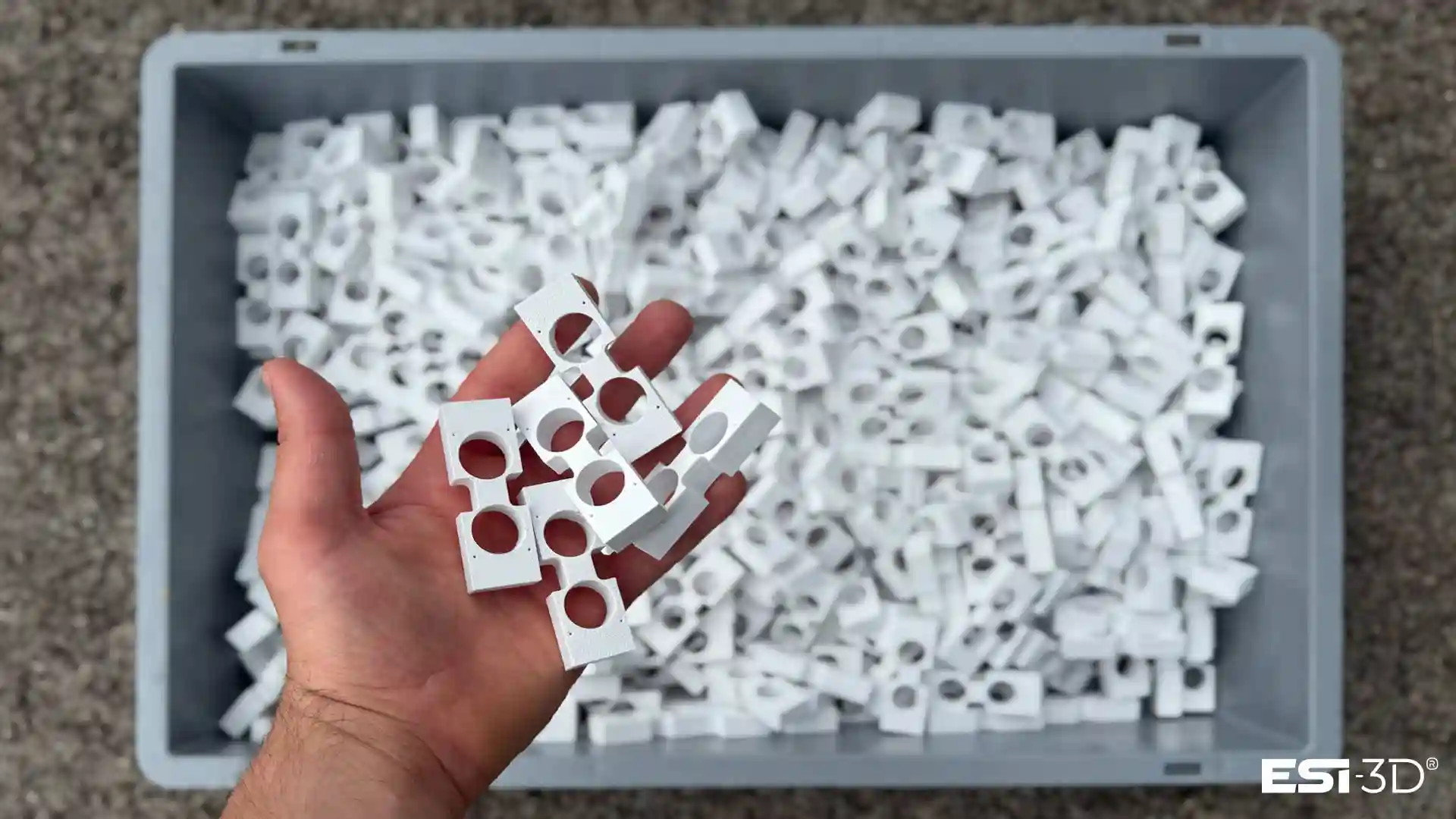 Pièces détachées industrielles en PETG blanc fabriquées en série par impression 3D FDM pour supports 