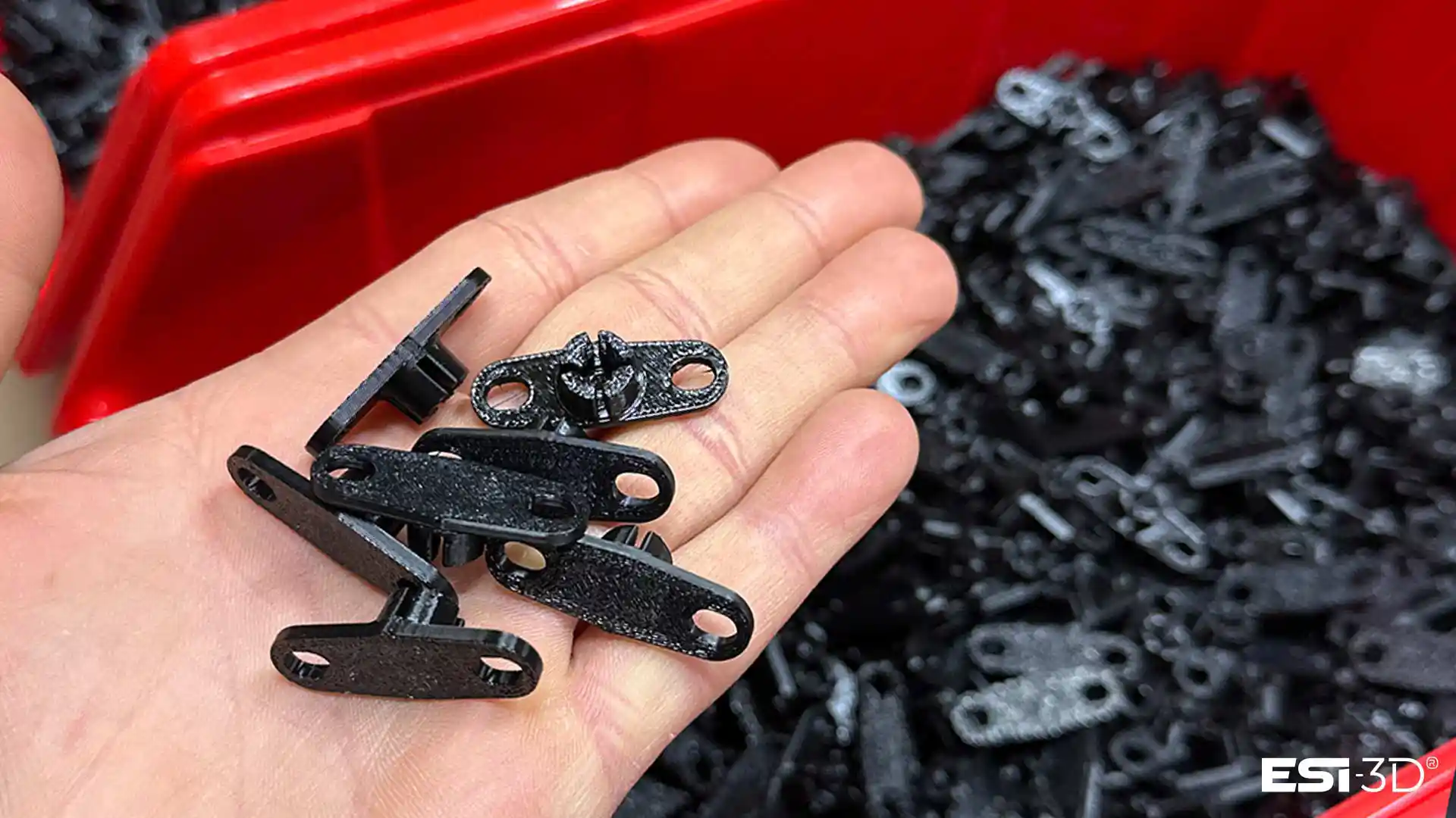 Production d'une série de 5 000 petites pièces techniques noires en PCTG par impression 3D, alternative au moulage paær injection pour l’industrie