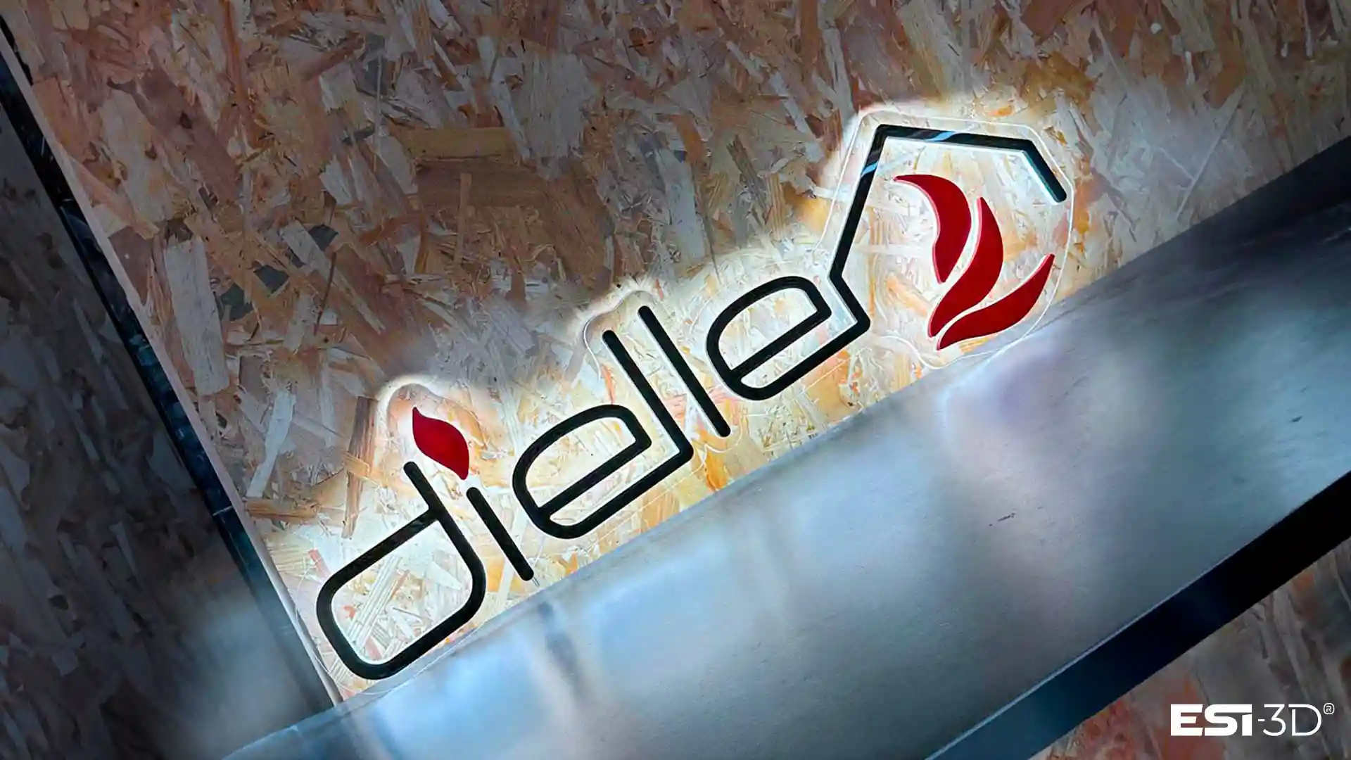 Enseigne lumineuse commerciale en plexiglass transparent avec différentes couleurs, réalisée pour une marque de poêle grâce à la découpe laser