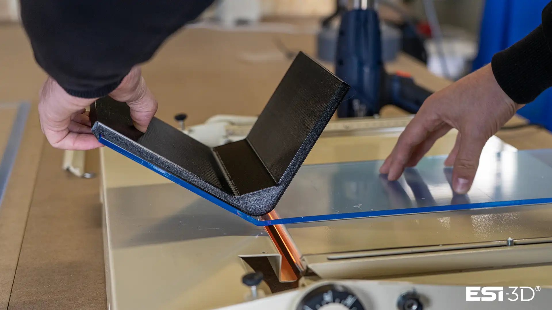Pliage à chaud de plastique et plexiglass par fil chauffant dans un atelier professionnel