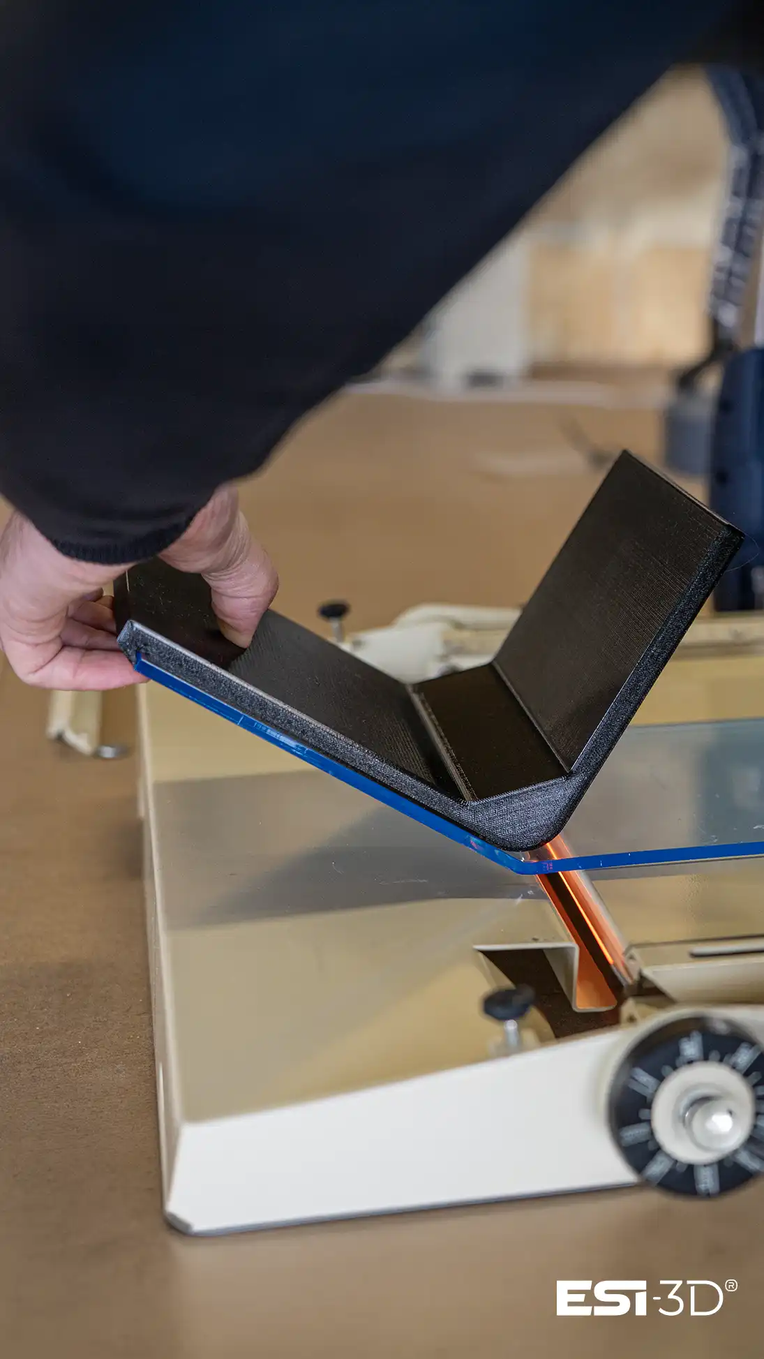 Pliage à chaud de plastique et plexiglass par fil chauffant dans un atelier professionnel