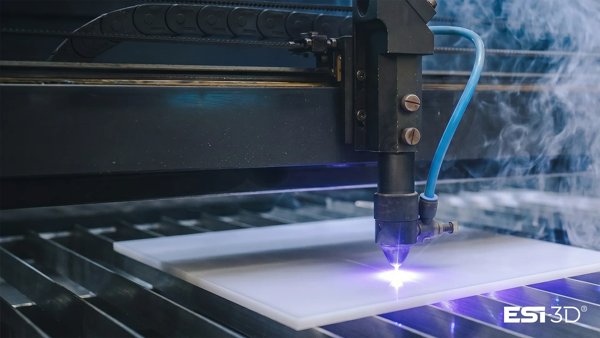 Découpe laser CO2 de lettrage en PMMA noir dans une machine industrielle type Trotec pour fabrication de signalétique sur mesure