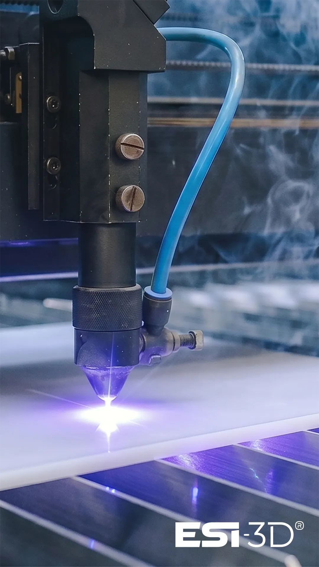 Découpe laser CO2 de lettrage en PMMA noir dans une machine industrielle type Trotec pour fabrication de signalétique sur mesure