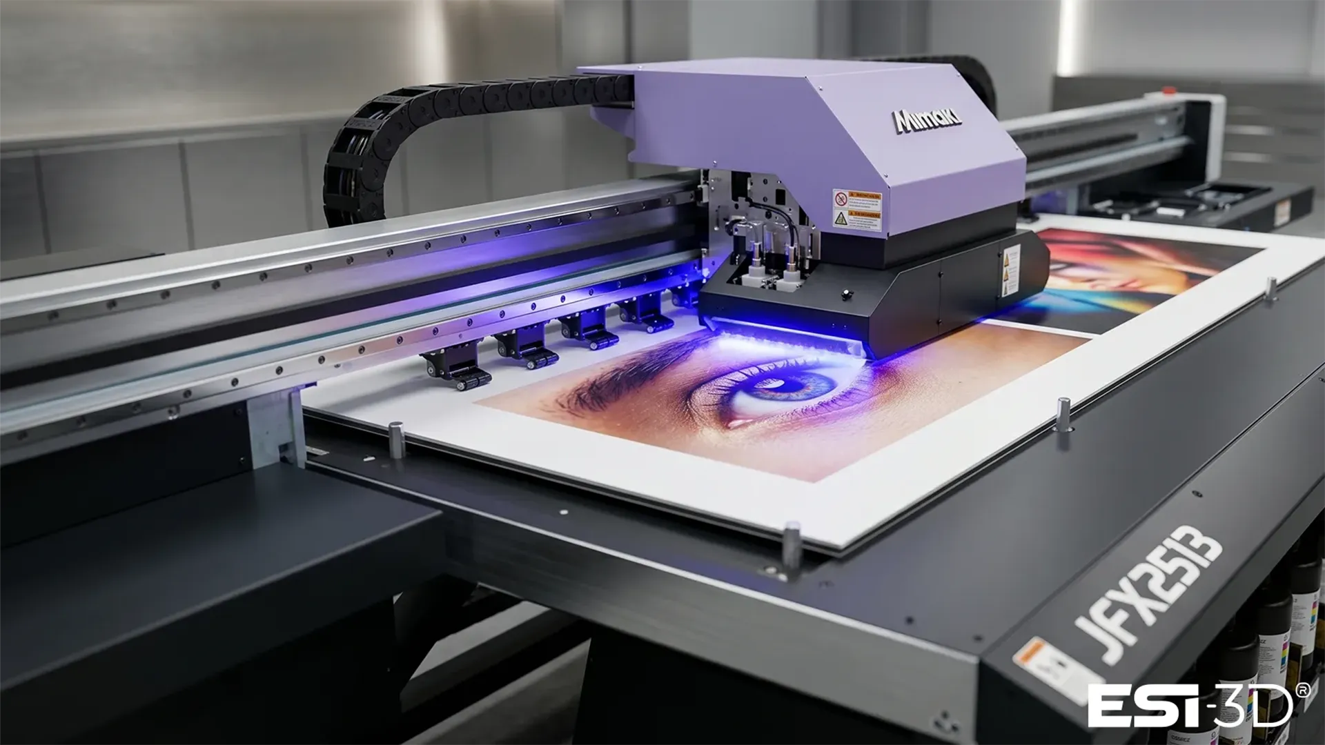 Impression UV à plat sur panneau rigide avec imprimante Mimaki JFX2513 dans un atelier industriel moderne