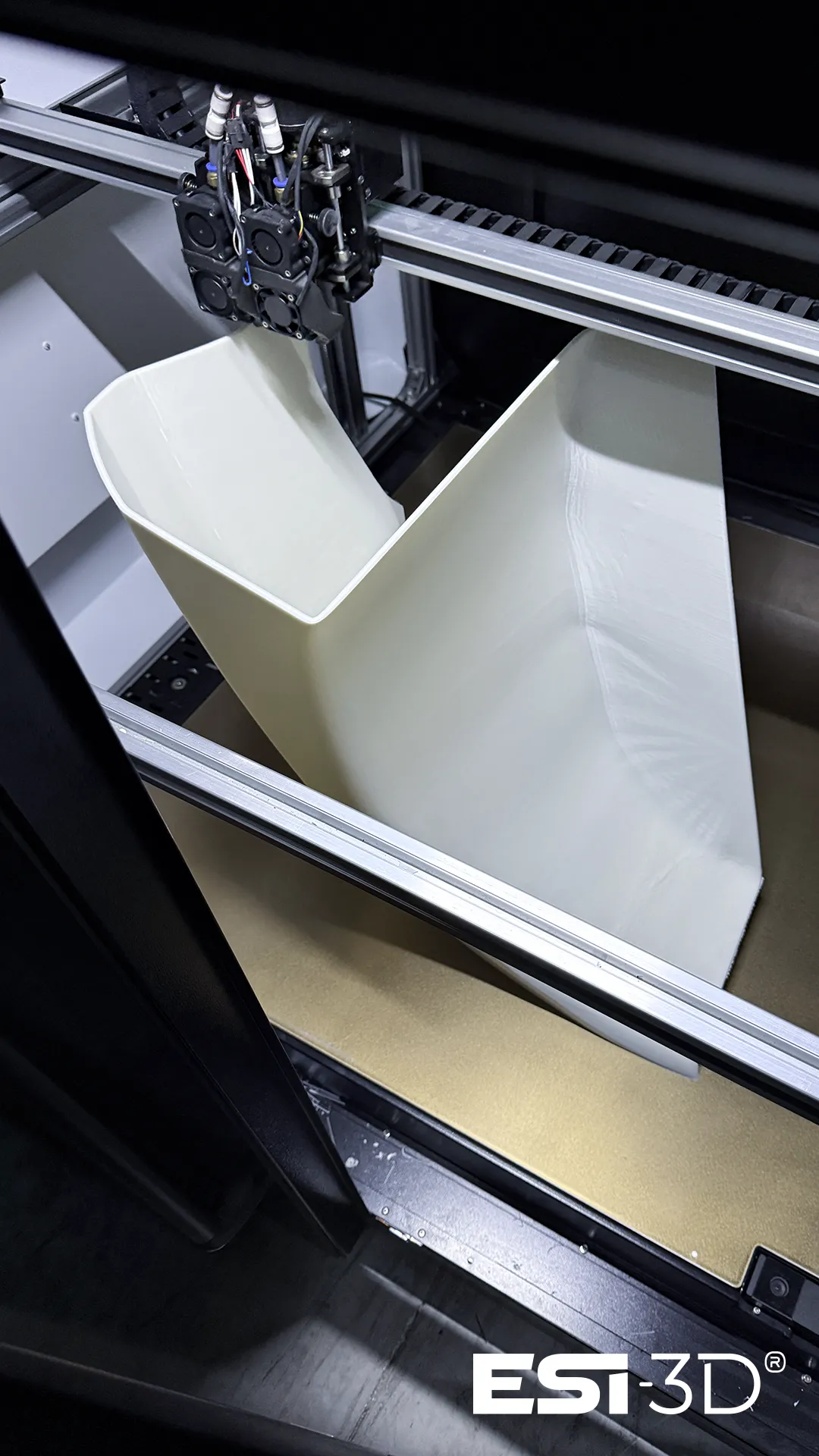 imprimante 3D fdm industrielle gros format en train de réaliser une pièce plastique XXL pour un evenement dans le mieux de la communication retail