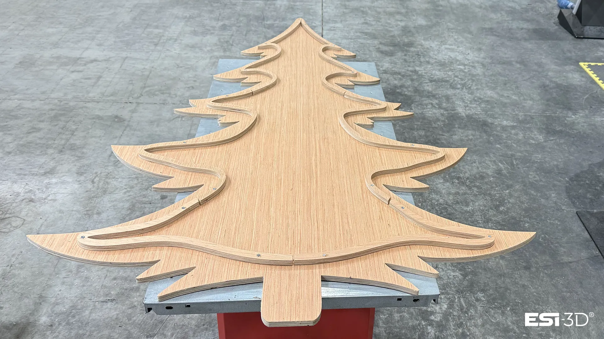 usinage d'un sapin dans du contreplaqué à la fraiseuse CNC à commandes numériques