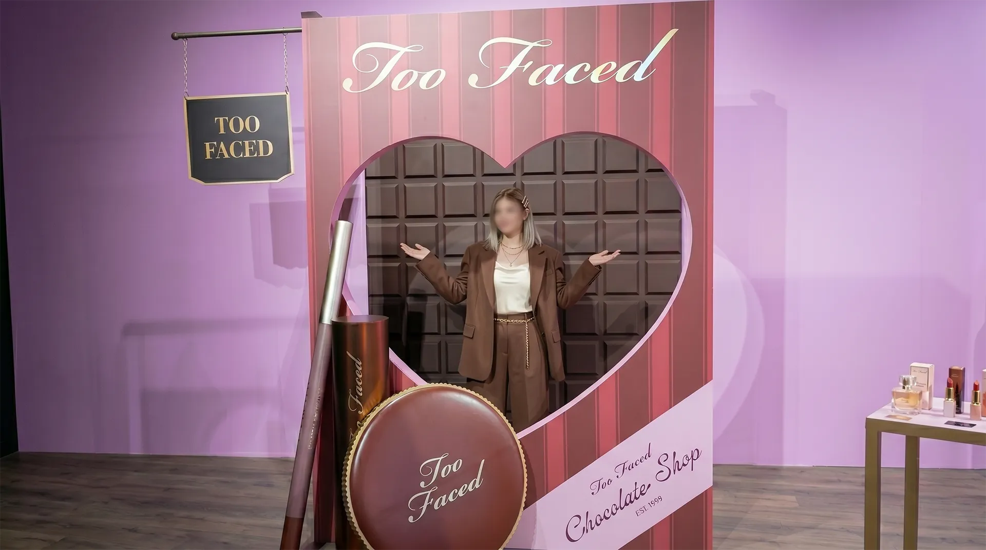 Factice géant de poudrier Too Faced fabriqué sur mesure pour un pop-up store, reproduction grand format destinée à la communication visuelle, à l’événementiel et à l’animation de point de vente.