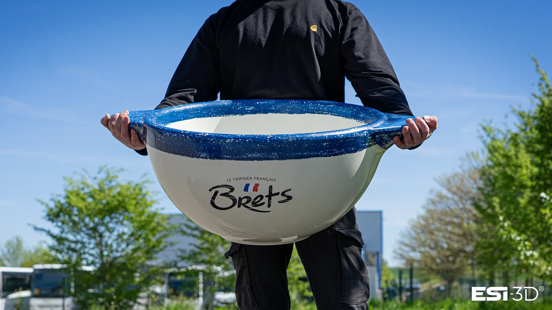 Bol breton géant réalisé sur mesure pour un événement rugby, utilisé comme objet XXL de communication visuelle et d’animation lors d’un match ou d’une opération de marque.