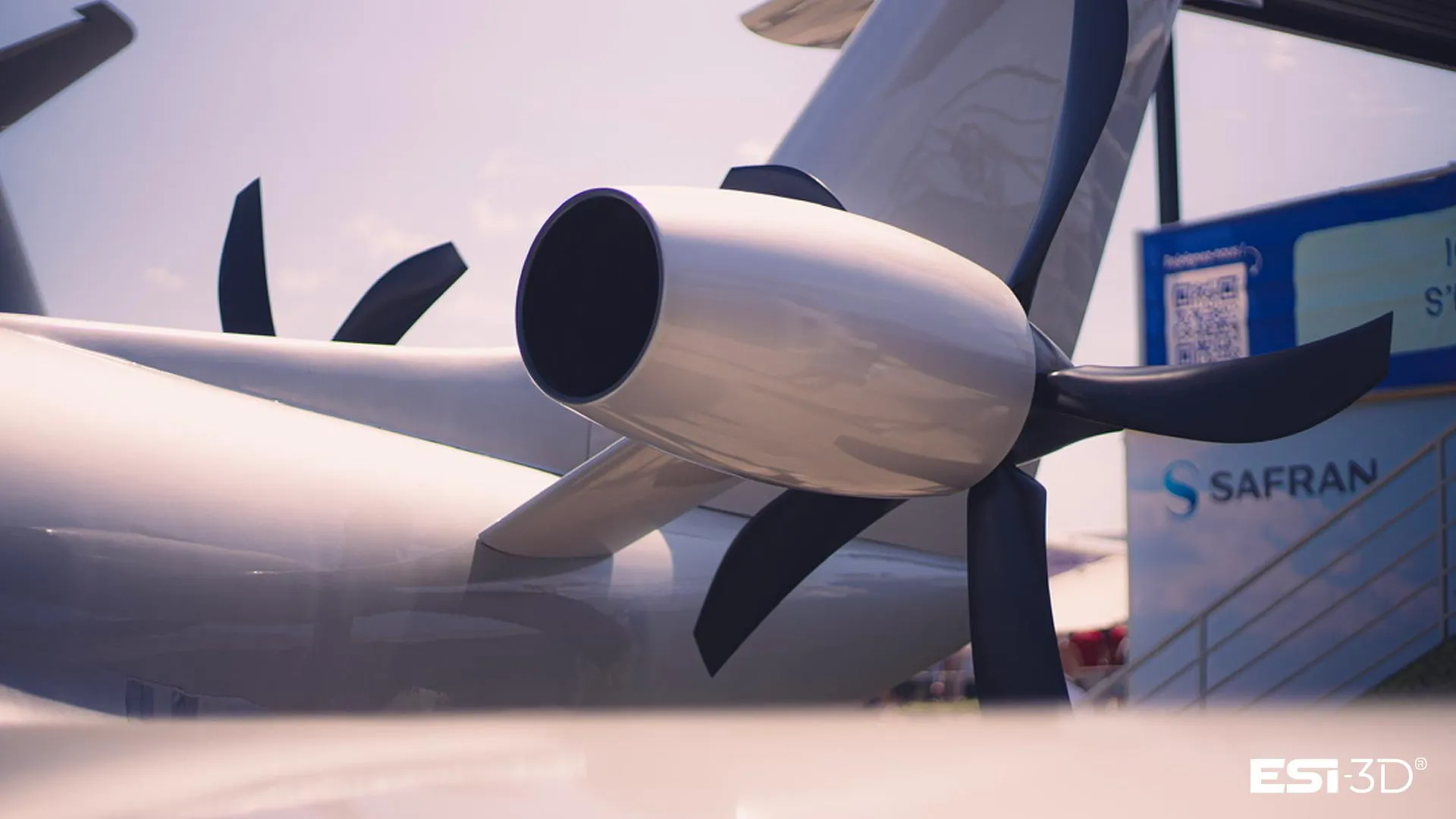 Réacteur d’avion grand format fabriqué en impression 3D pour un salon aéronautique, avec assemblage de grandes sections et finitions professionnelles.