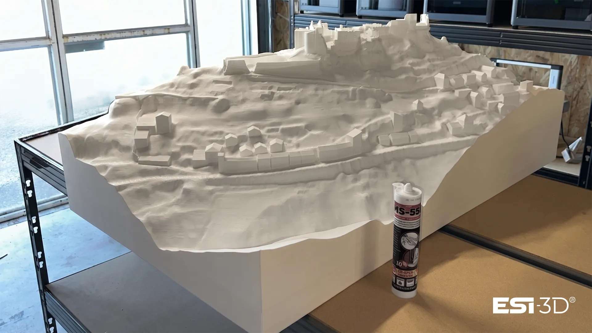 Relief de montagne grand format fabriqué en impression 3D pour une exposition, une présentation topographique ou une scénographie immersive.