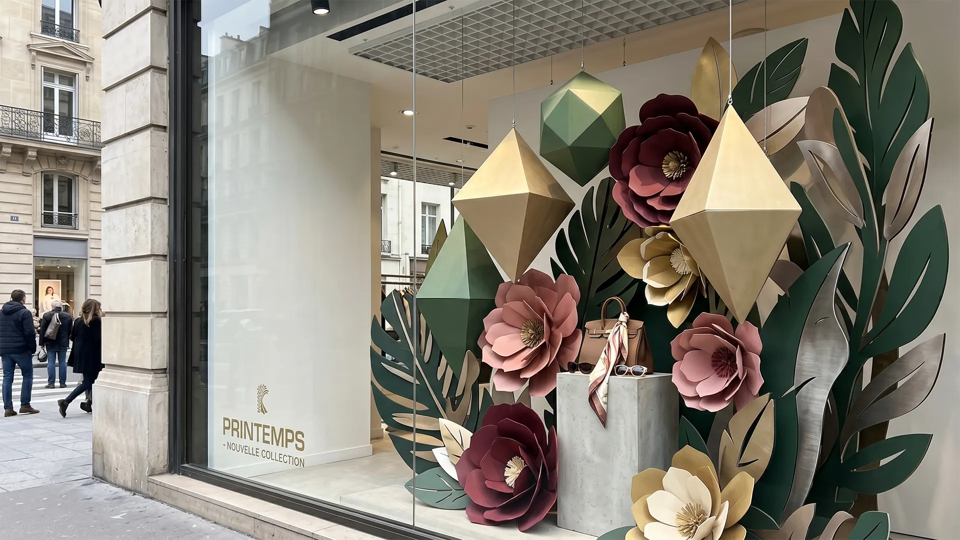 Composants décoratifs sur mesure fabriqués pour l’habillage de vitrines, pop-up stores et espaces de marque, avec volumes, fleurs géantes et éléments scénographiques personnalisés.