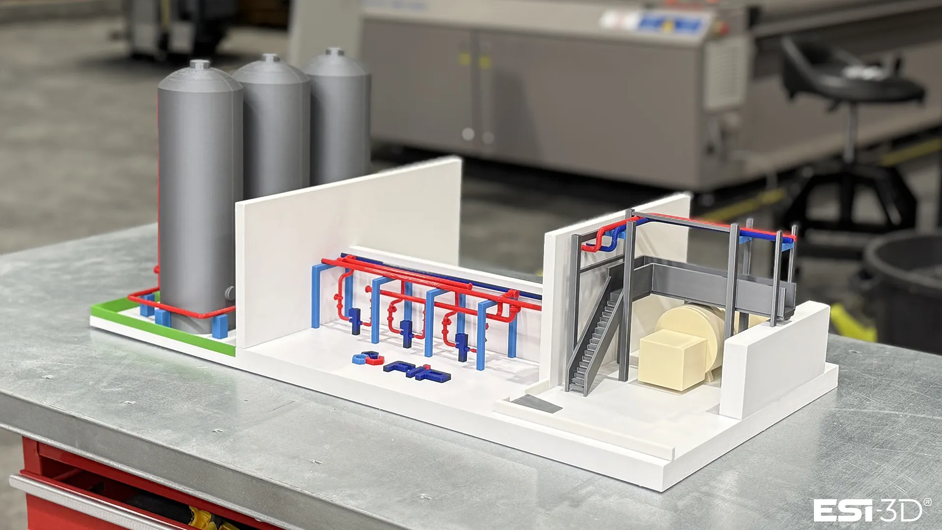 Maquette industrielle sur mesure fabriquée en impression 3D FDM et usinage CNC pour représenter un site de production, une implantation industrielle, une usine ou une infrastructure technique à échelle réduite.