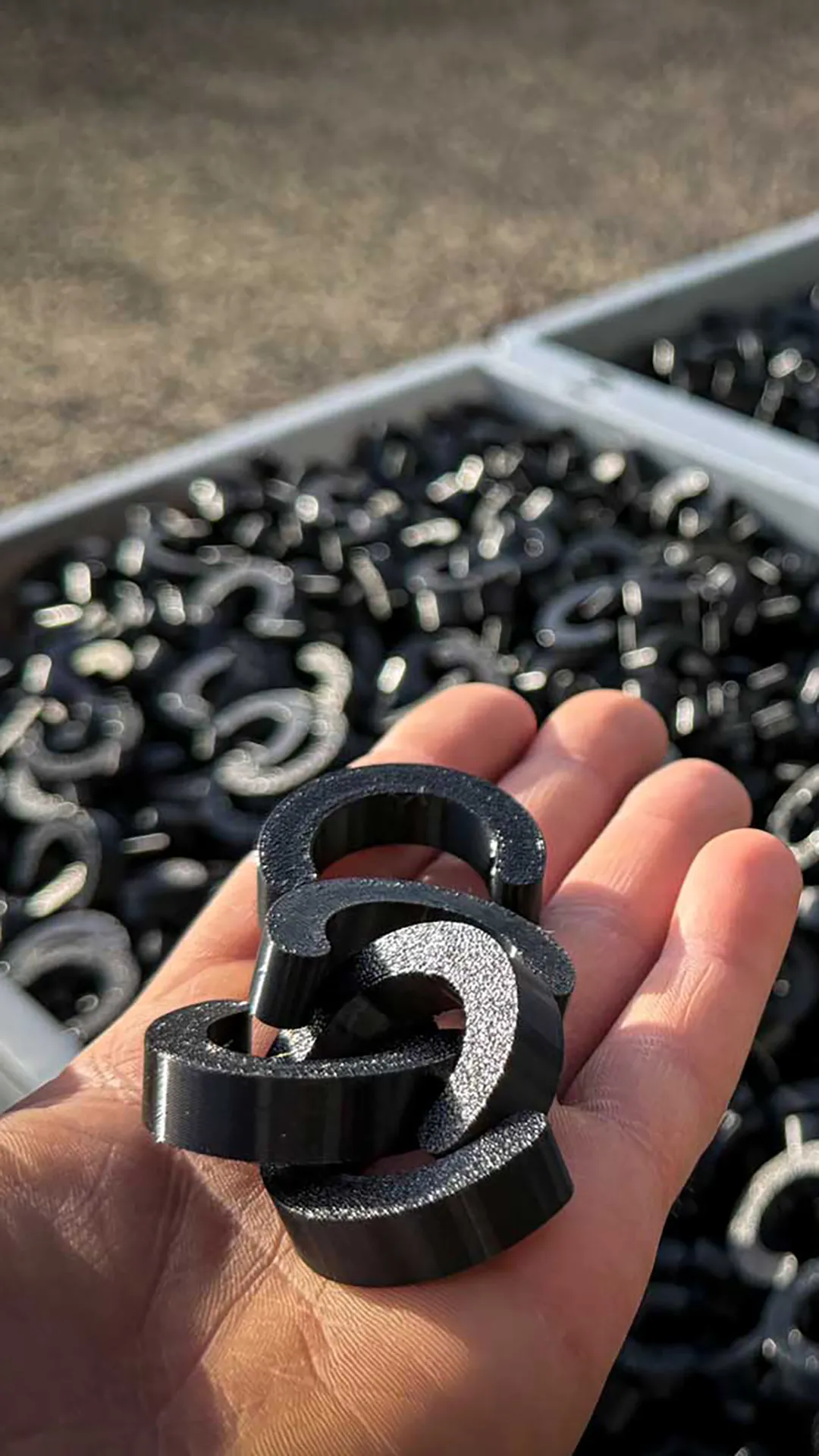 Pièces industrielles en pré-série, fabriquées par impression 3D, disposées en attente de contrôle
