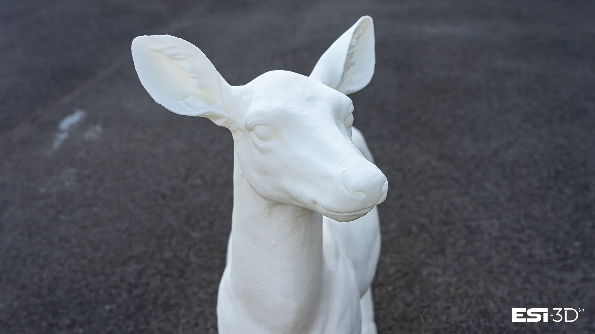 Gros plan de la tête du chevreuil reproduit en 3D, détail fidèle de la morphologie et de la texture du pelage
