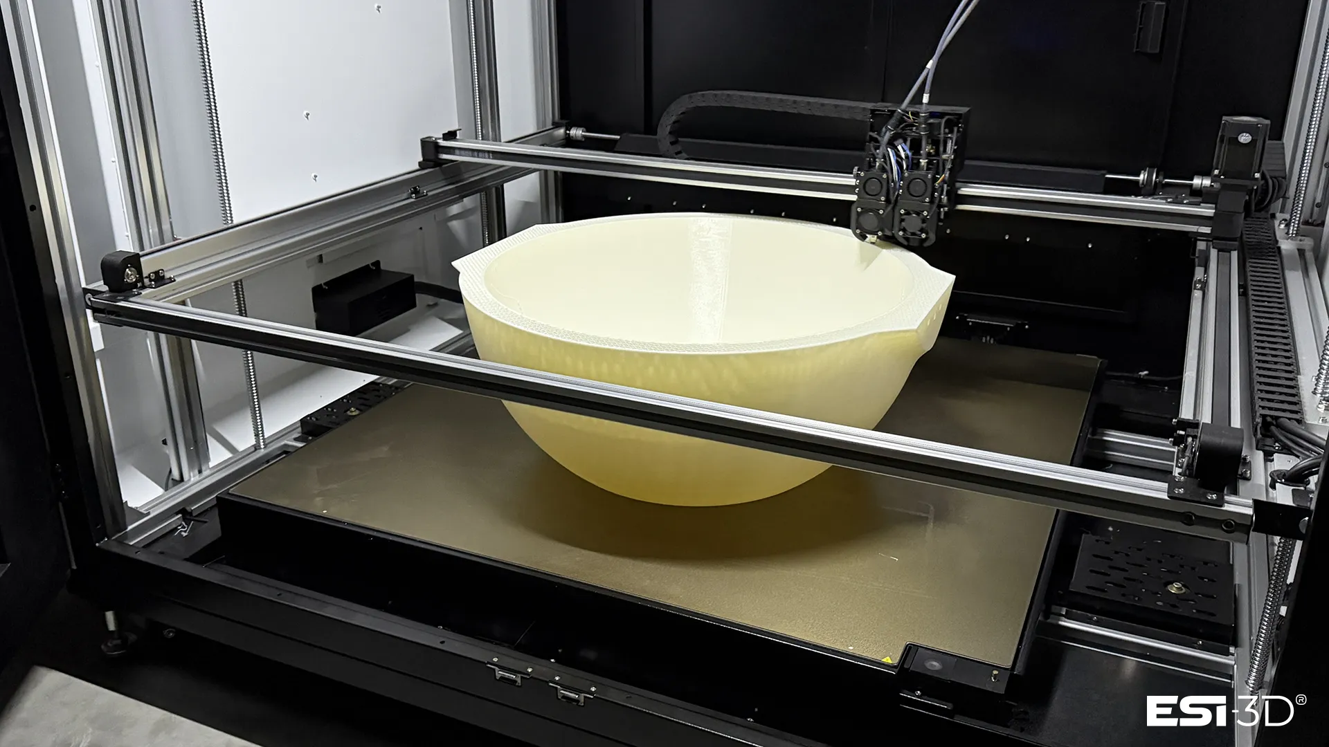 Bol breton géant en cours d'impression 3D FDM sur machine gros format XXL dans l'atelier ESI-3D