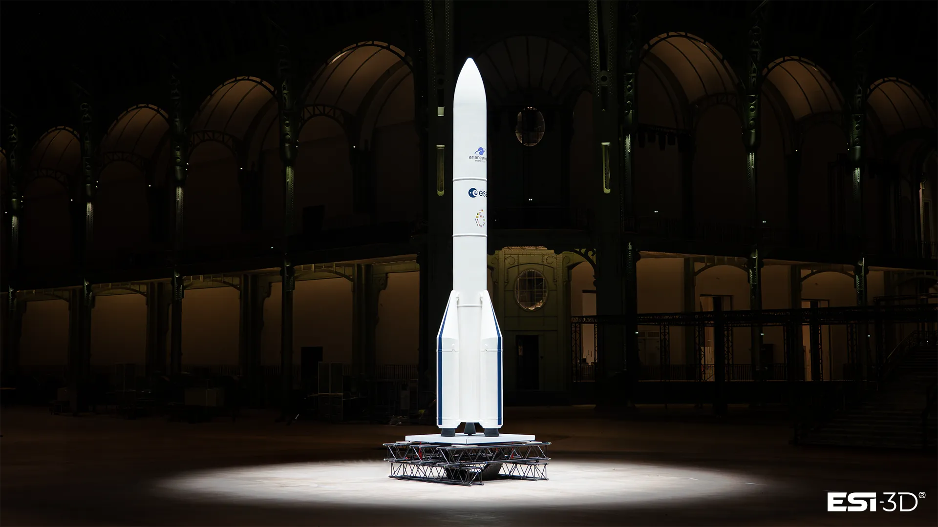 Maquette géante de la fusée Ariane 6 de 9 mètres exposée au Grand Palais à Paris