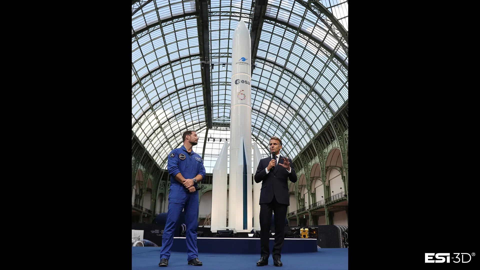 Emmanuel Macron et Thomas Pesquet devant la maquette géante d'Ariane 6 réalisée par ESI-3D au Grand Palais