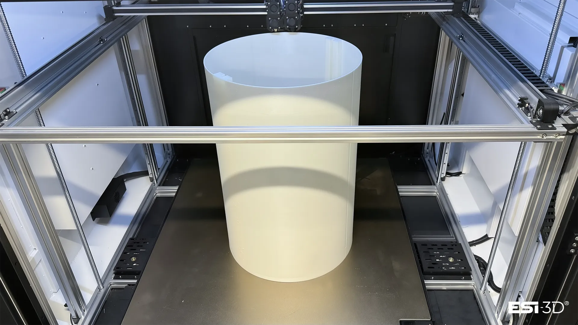 Section d'un booster de la maquette Ariane 6 en cours d'impression sur une imprimante 3D grand format dans l'atelier ESI-3D