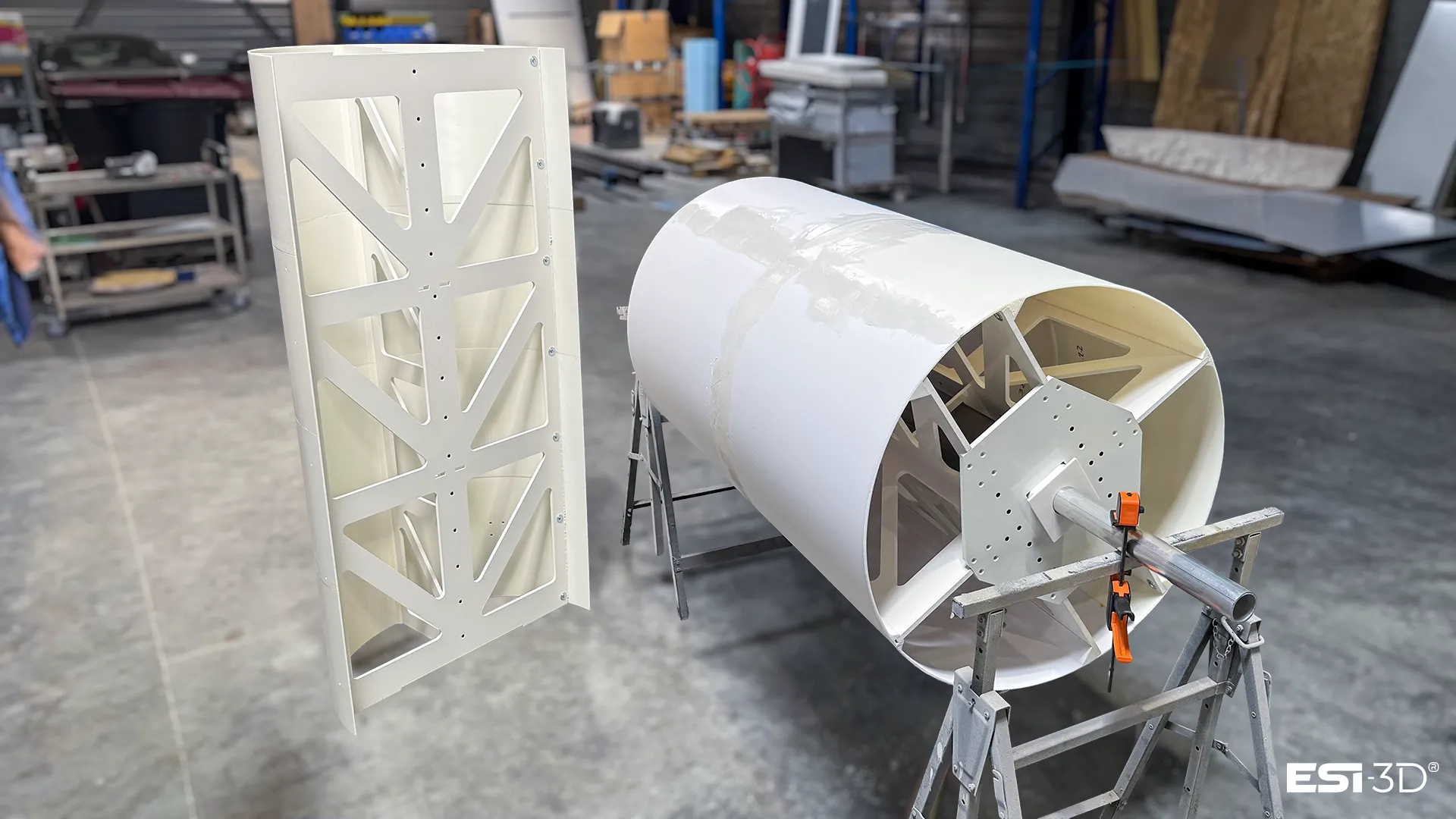 Section du fuselage et demi-coque de la maquette Ariane 6 en cours d'assemblage dans l'atelier ESI-3D à Sens