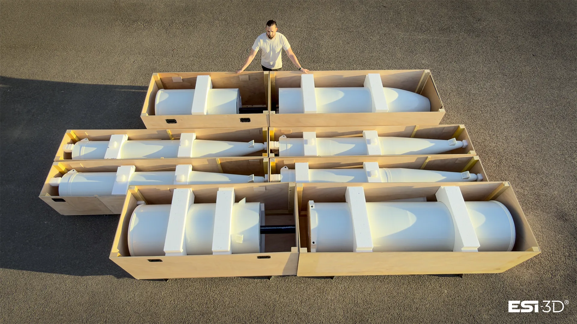 Six caisses de transport sur mesure en contreplaqué, avec calages en mousse, contenant les sections de la maquette Ariane 6