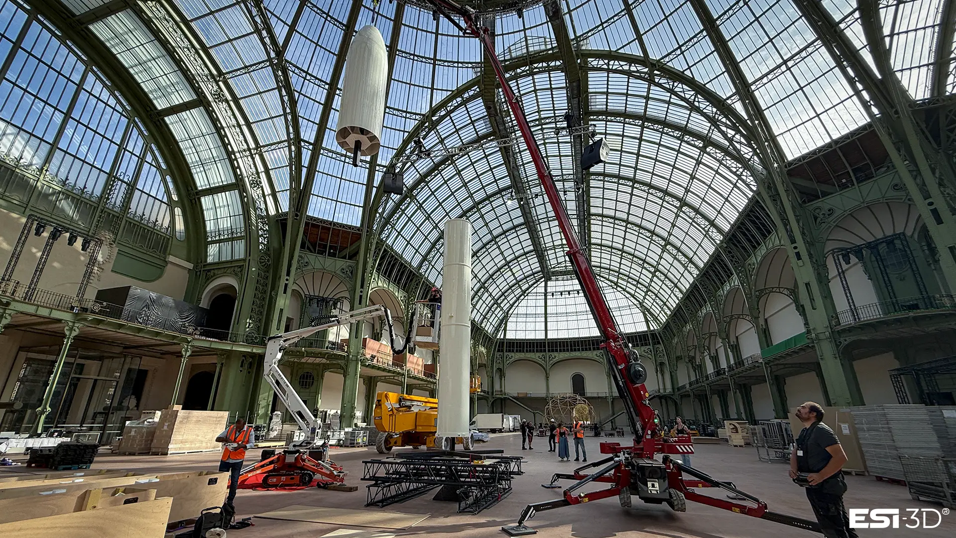 Montage à la grue de la maquette Ariane 6 de 9 mètres sous la verrière du Grand Palais à Paris