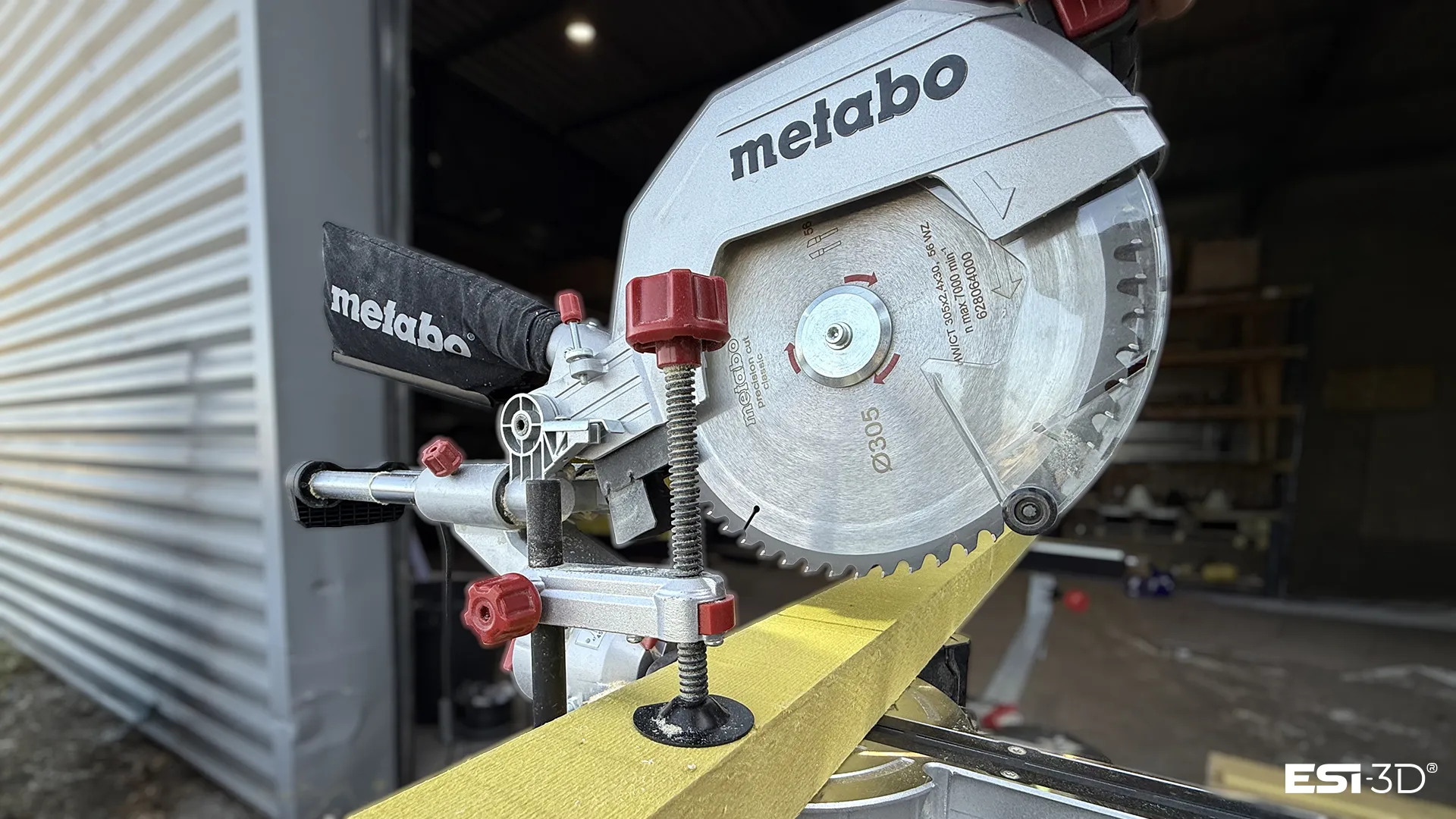 Découpe à la scie à onglet des chevrons en bois formant les châssis d'une signalétique temporaire sur mesure, dans l'atelier ESI-3D
