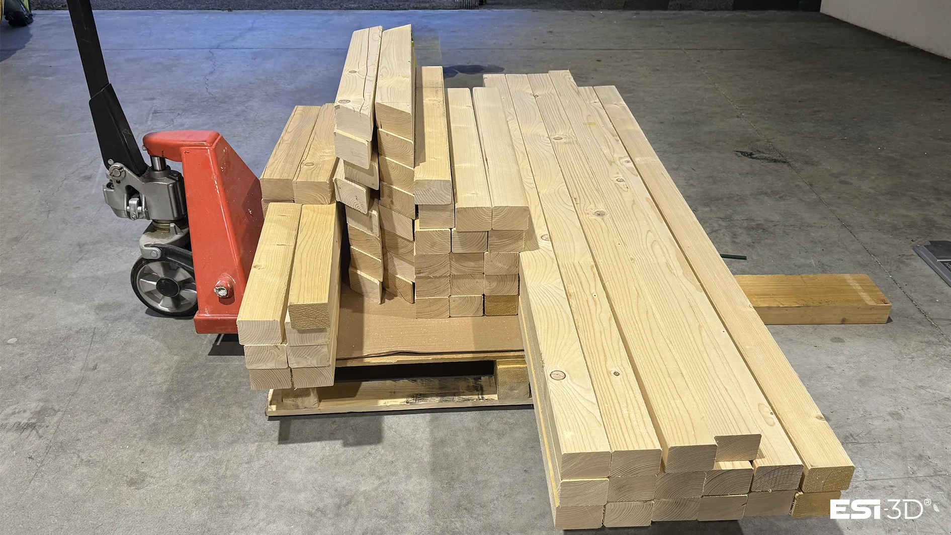 Chevrons en bois débités et empilés, prêts pour l'assemblage des châssis de la signalétique bois sur mesure
