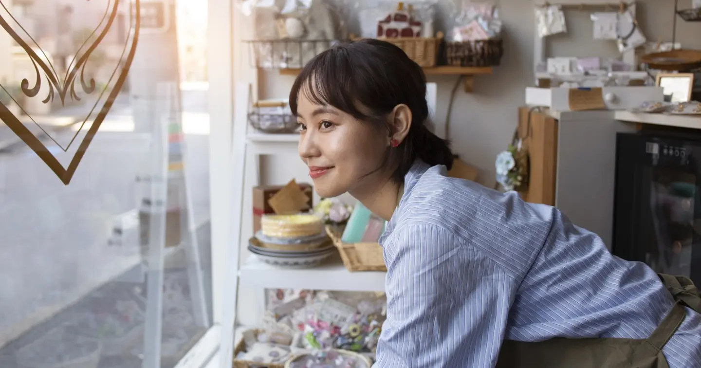 有人在陽光灑落的溫馨小店內整理物品。