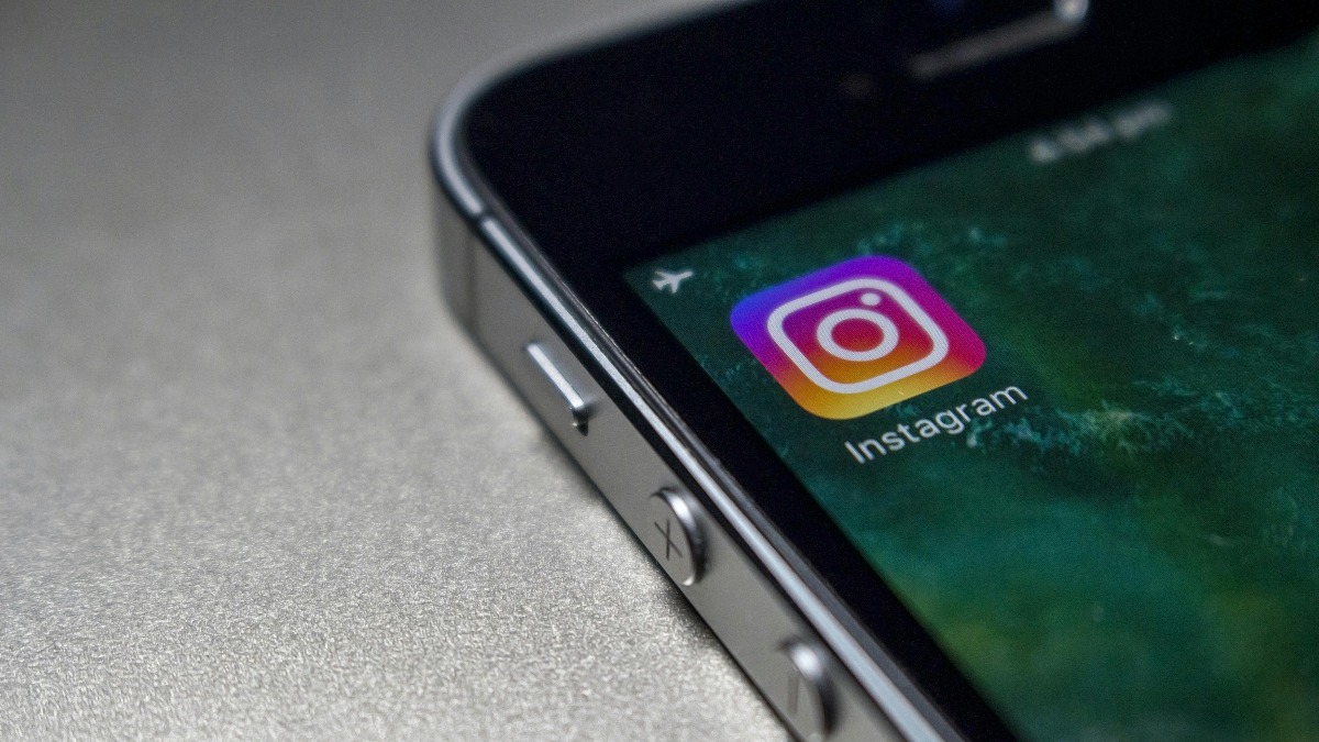 智慧型手機螢幕特寫，顯示 Instagram 應用程式圖示。